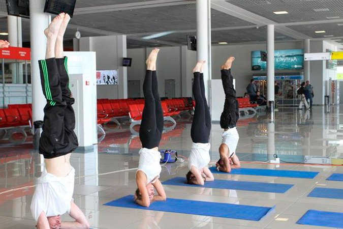 Флэшмоб по йоге прошел в аэропорту Владивосток